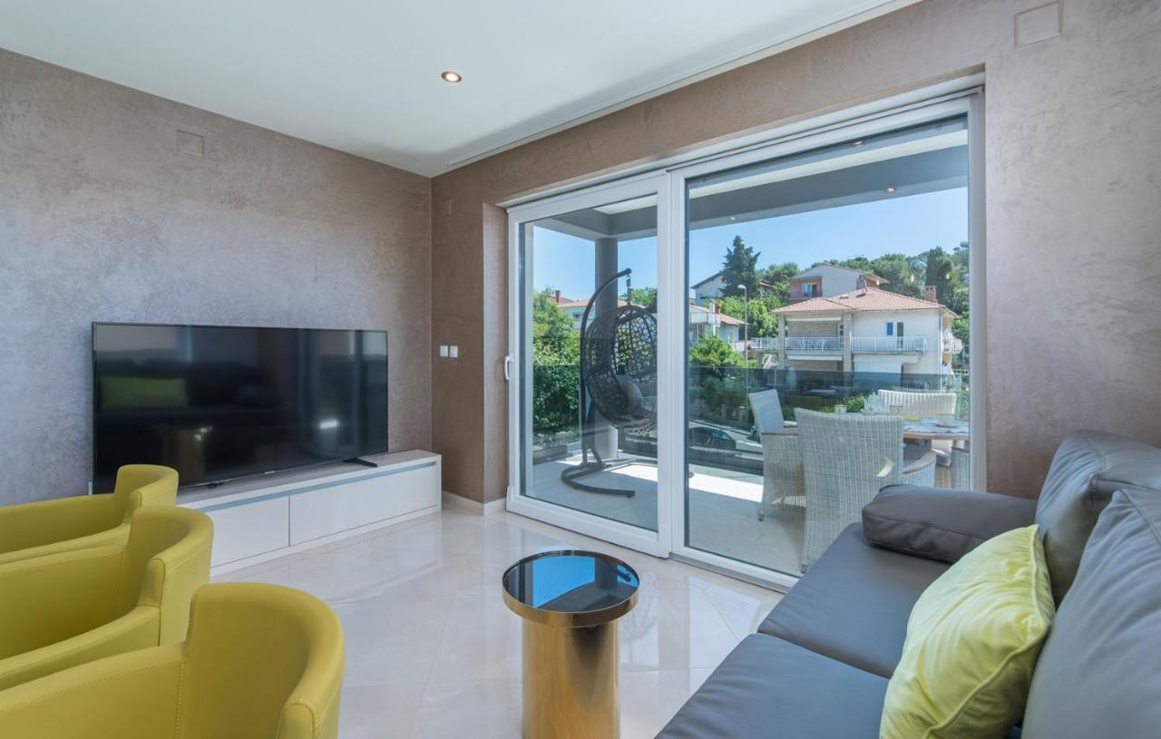 Modern Apartments With Shared Pool Near The Sea Pula Exterior photo