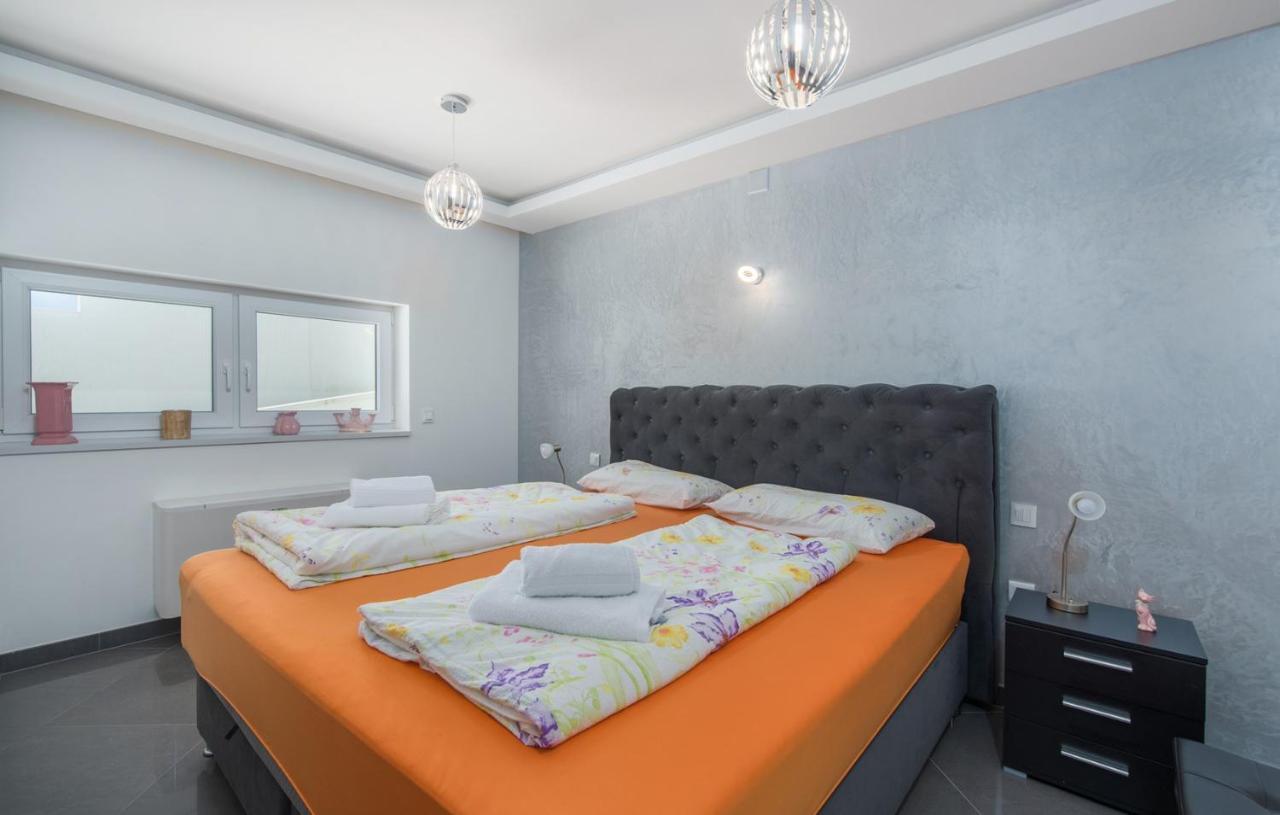 Modern Apartments With Shared Pool Near The Sea Pula Exterior photo